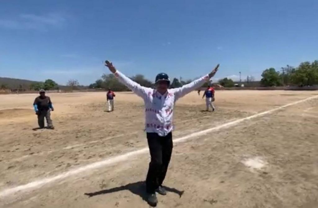 Encuentra tiempo AMLO para jugar beisbol durante gira en Sinaloa