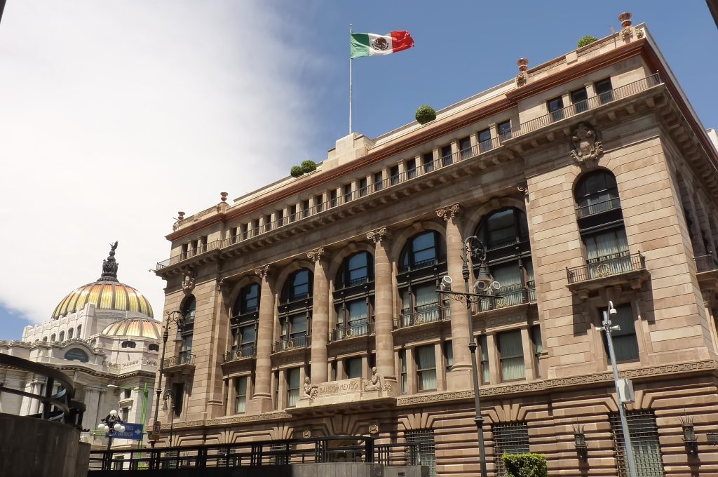 Critica el presidente privilegios y opacidad del Banco de México