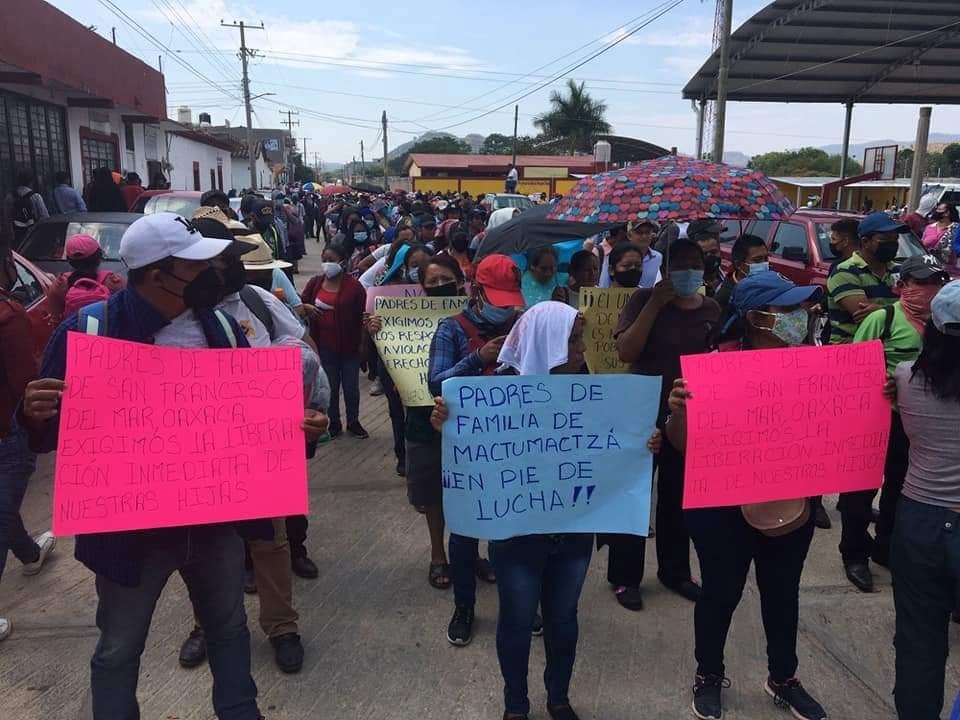 Exigen con marcha liberación de normalistas en Mactumactzá