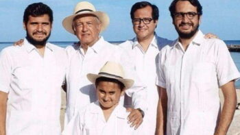 Felicita AMLO a padres mexicanos