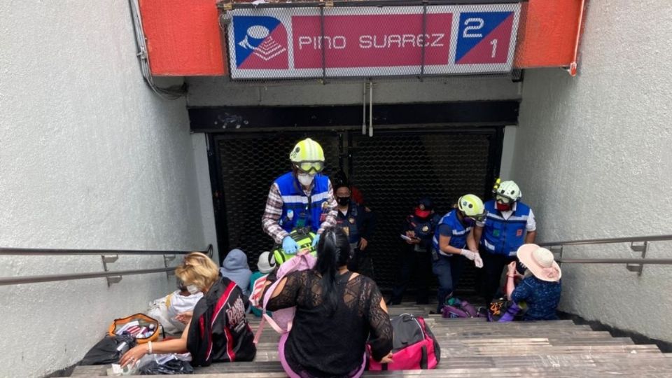 Reportan crisis nerviosa de usuarios del Metro Pino Suárez por incendio