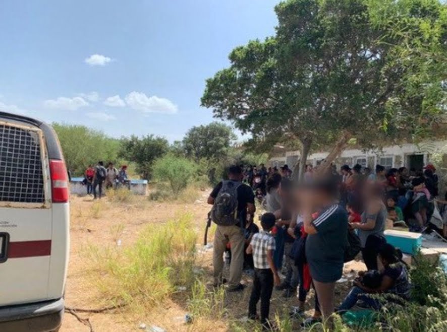 Reporta INM hallazgo de migrantes encerrados en una bodega