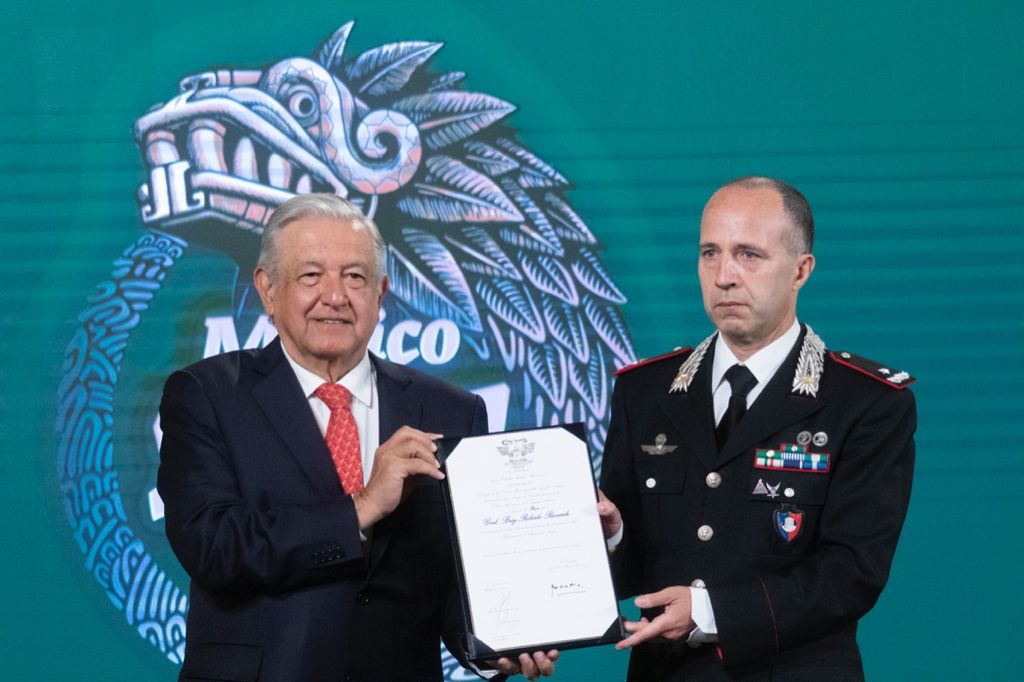 Recibe militar italiano Orden Mexicana del Águila Azteca