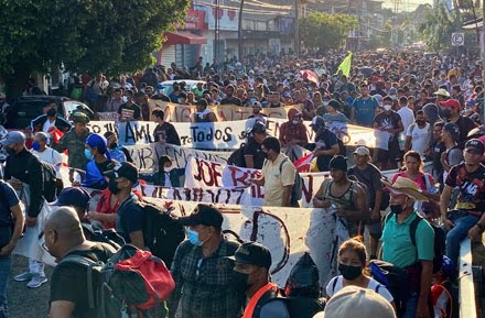 Intenta INM detener, sin éxito, caravana migrante en Chiapas