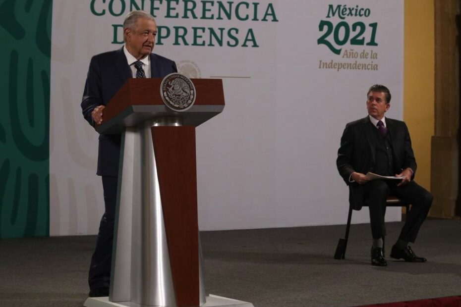 Insiste López Obrador en la “derechización” de la UNAM