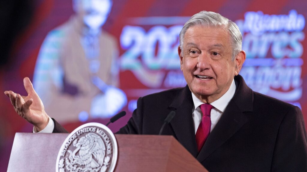 Llama López Obrador a regresar a clases presenciales