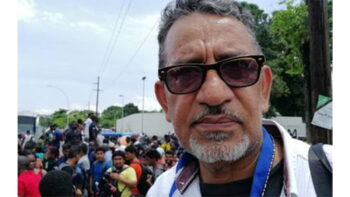 migrantes que viven en las vias del tren