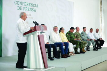 Mucho ayuda el que no estorba