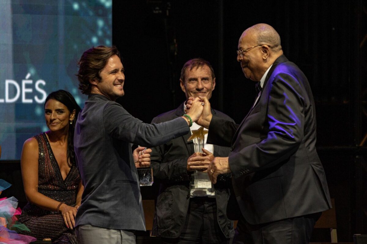 Diego Boneta Ronald Joffe y Chucho Valdes Gala Starlite Porcelanosa 2022 scaled