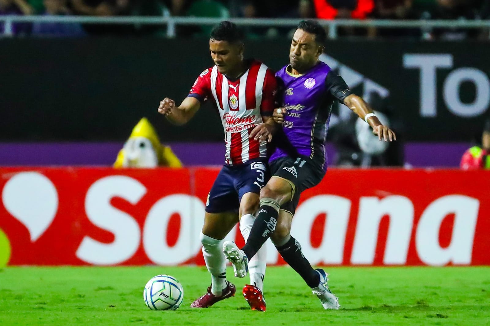 Mazatlán le gana 2-1 a unas Chivas sin piés ni cabeza