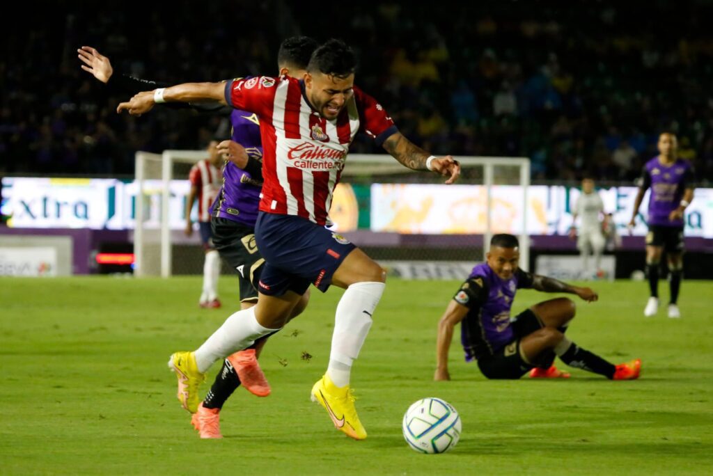 Mazatlán le gana 2-1 a unas Chivas sin piés ni cabeza