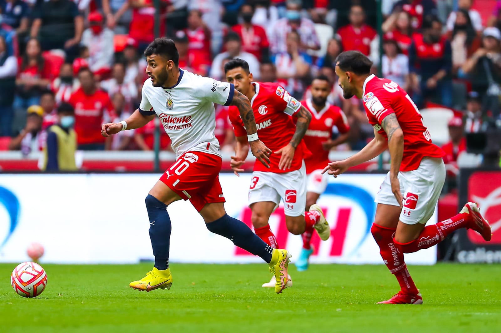 Toluca y Chivas empatan 0-0, el VAR se roba el espectáculo