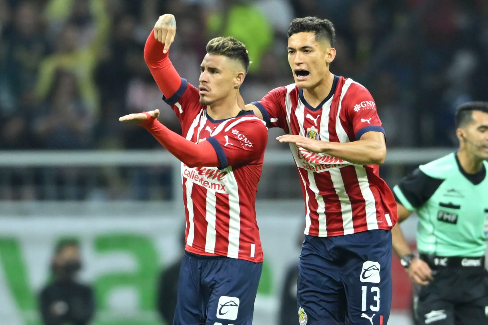 Chivas pierde el clásico, las Águilas vuelan alto