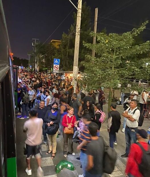 Intermitencia en transporte público genera aglomeraciones en el Tren Ligero