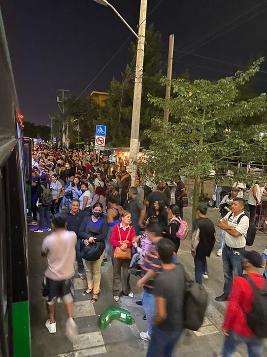 Intermitencia en transporte público genera aglomeraciones en el Tren Ligero