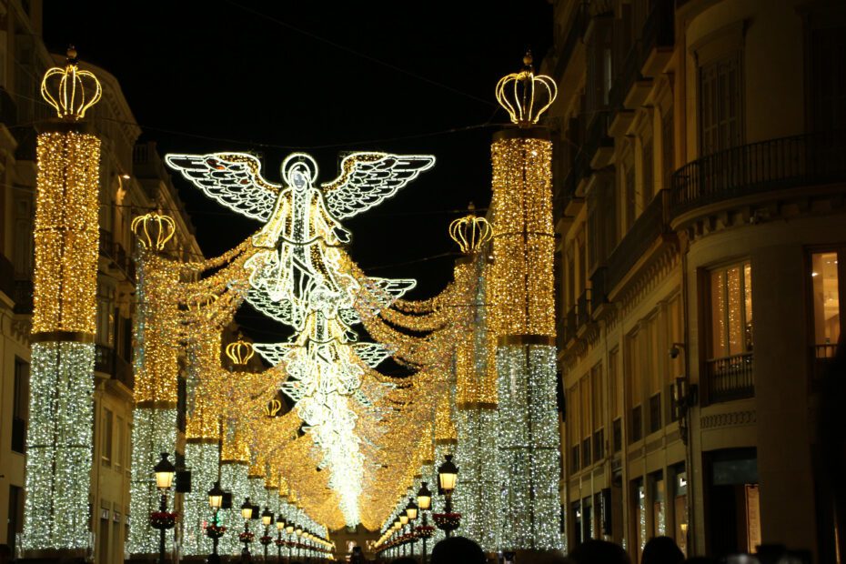 Los ángeles llegan al Centro de Málaga para desear felices fiestas decembrinas