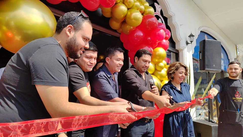 Julión Álvarez apadrina apertura de restaurante en Zapopan