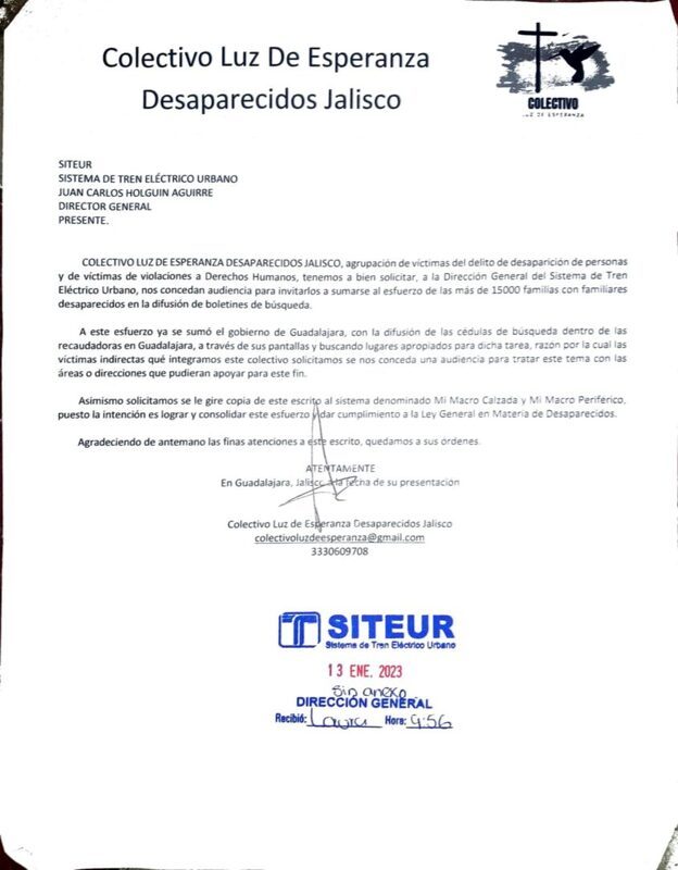 Fotografías de personas desaparecidas en parabuses de Guadalajara
