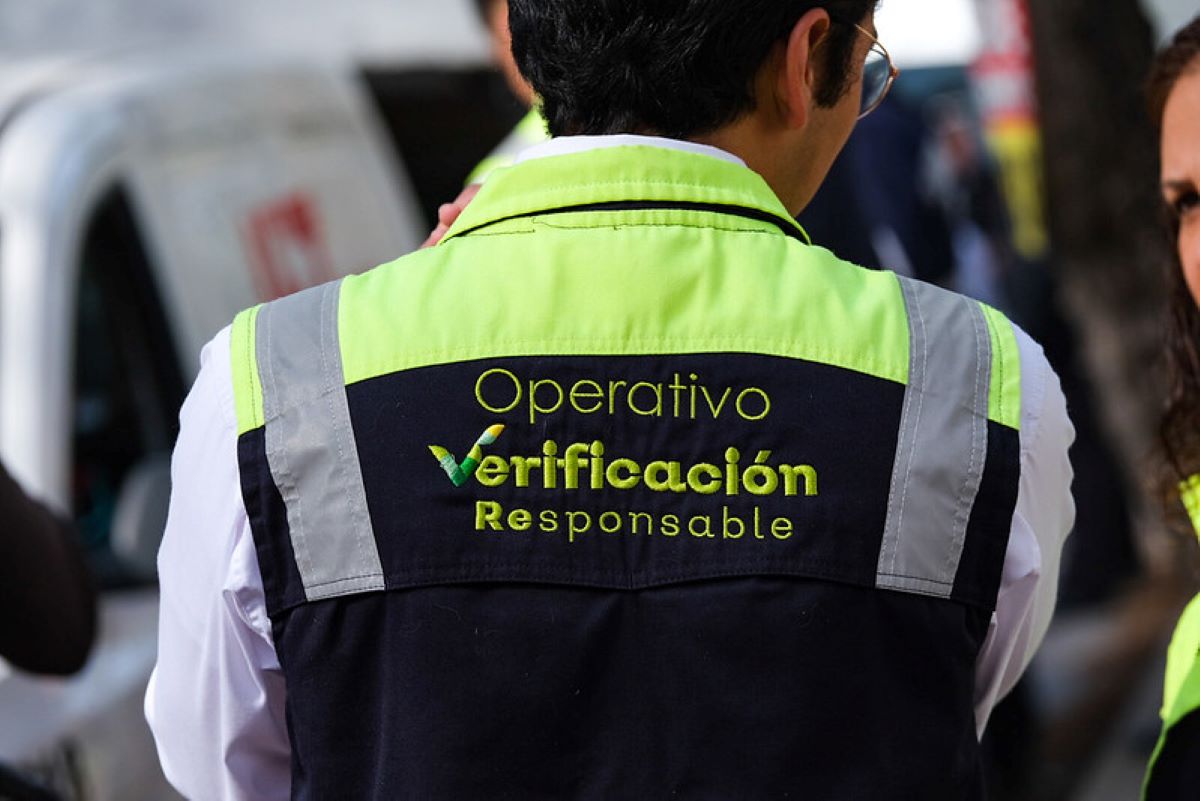 ¿Tengo que verificar mi auto si no tiene placas de Jalisco?