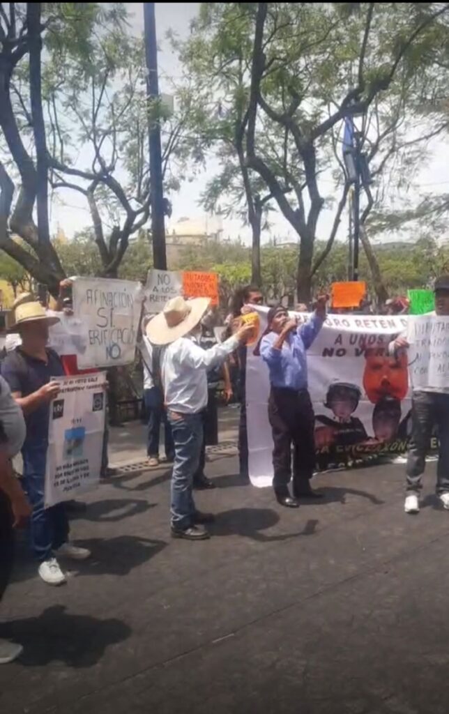 Vuelven a manifestarse afuera del Congreso contra programa de verificación vehicular  