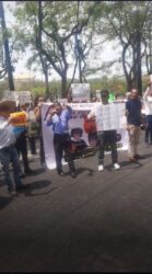 Vuelven a manifestarse afuera del Congreso contra programa de verificación vehicular