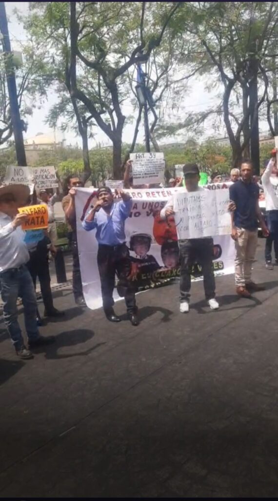 Vuelven a manifestarse afuera del Congreso contra la verificación vehicular