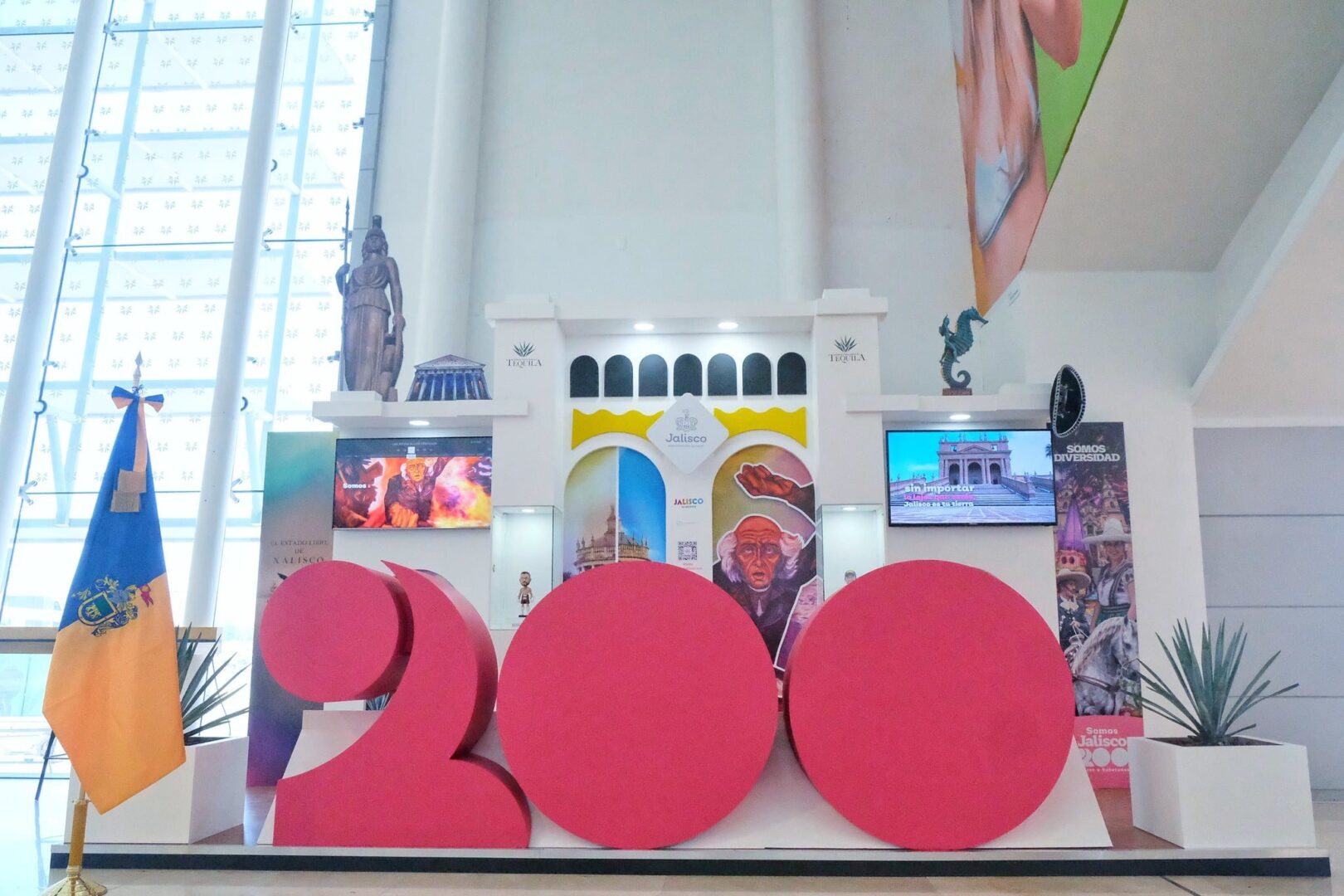 Inauguran stand por los 200 años de Jalisco en el Aeropuerto Internacional