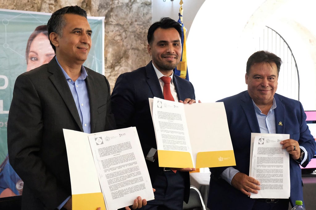 Firman convenio en beneficio de profesionistas de la salud en Jalisco