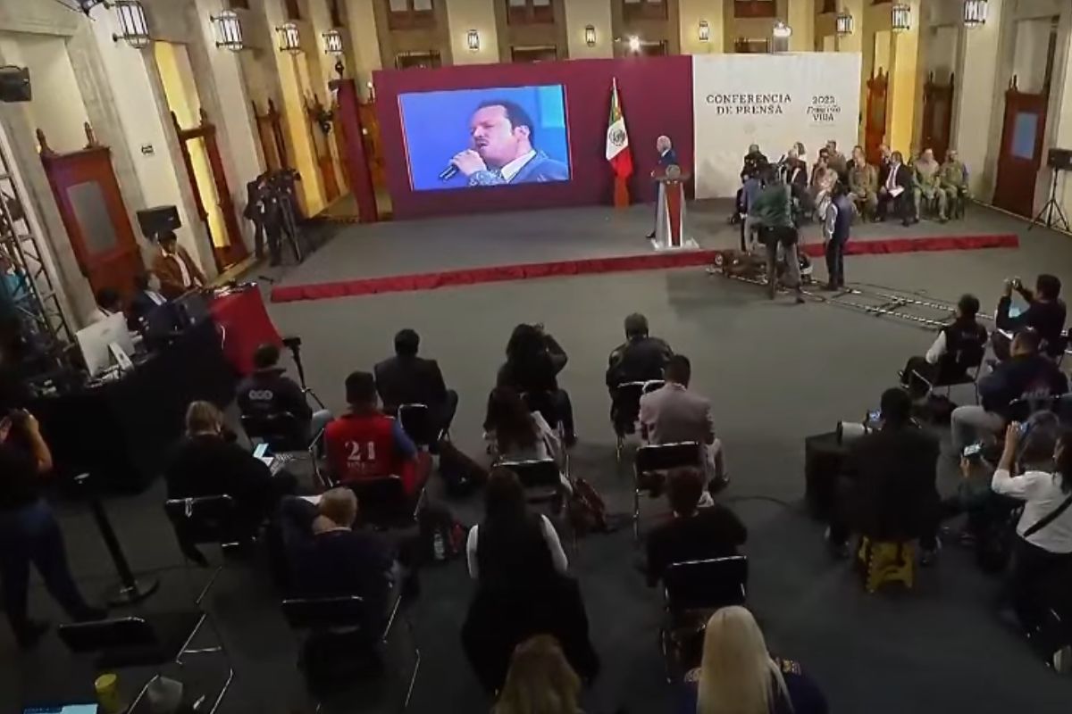 andres manuel mañanera puño de tierra