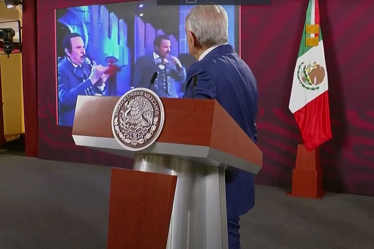 un puño de tierra mañanera de AMLO