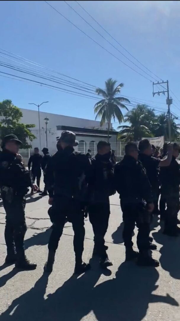 Tensión en Puerto Vallarta, estado reprime a la prensa en manifestación pacífica contra la Verificación Vehicular 