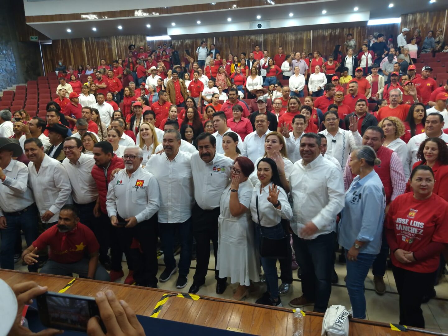 Presentan candidatos a diputados federales y aspirantes a alcaldías y diputaciones locales del PT