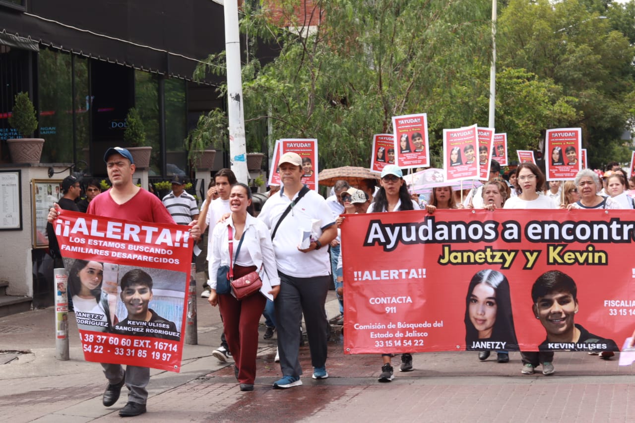 padres buscan a desaparecidos