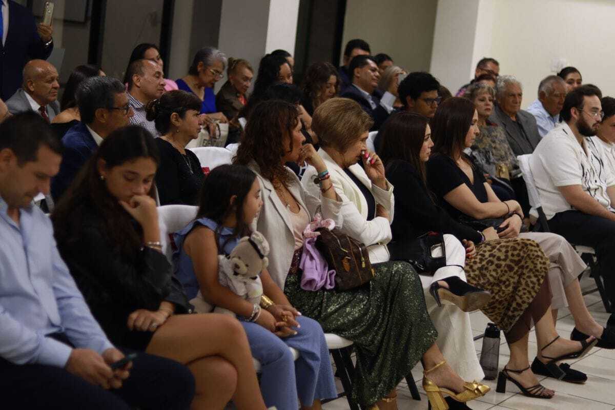 asistentes a presentacion de libro