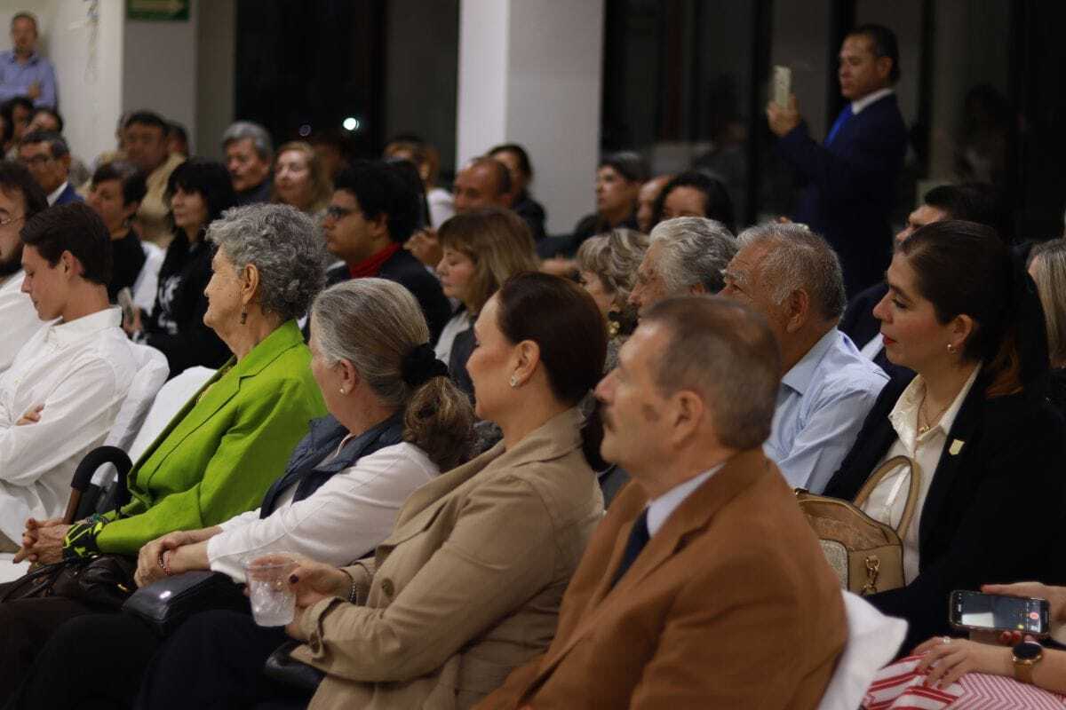 asistentes a presentacion de novela de historia