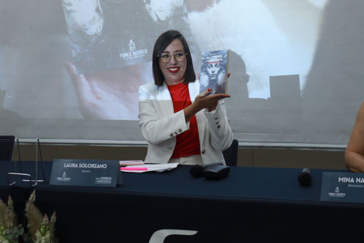 laura solorzano presenta su libro entre sombras y consciencia