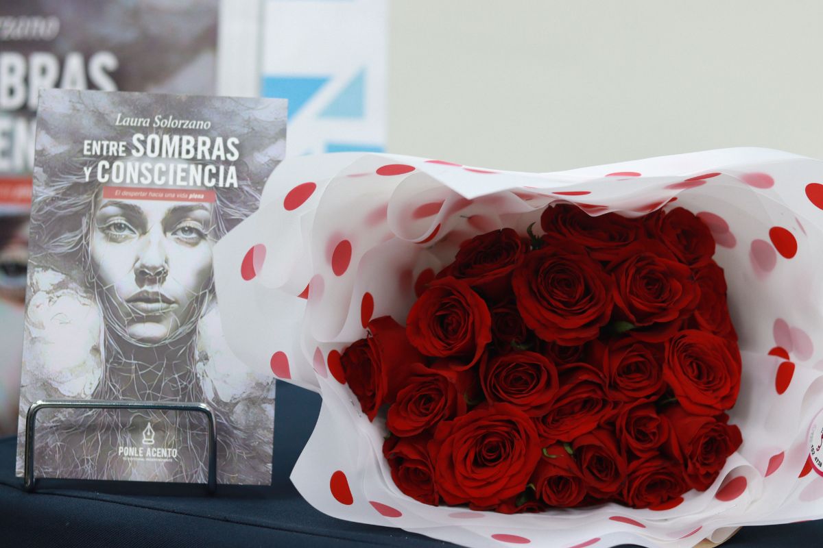 libro entre sombras y consciencia laura solorzano