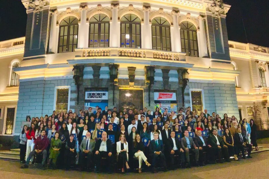 La Universidad de Guadalajara reconoce la excelencia académica de sus egresados