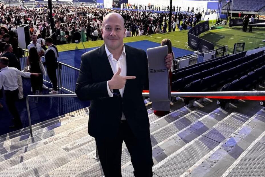 Reaparece exgobernador Enrique Alfaro, presume que termina su Máster en dirección de fútbol