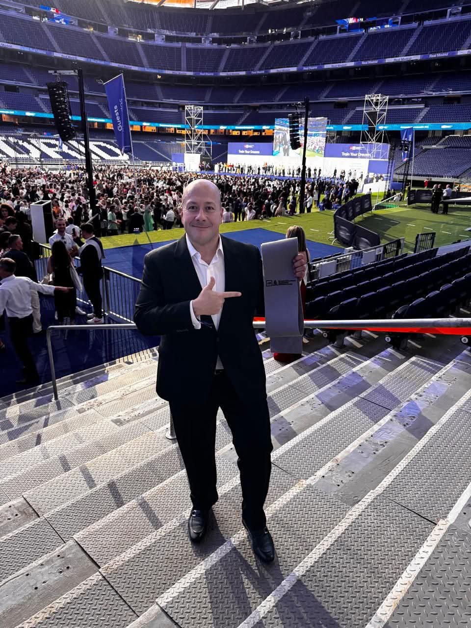 Reaparece exgobernador Enrique Alfaro, presume que termina su Máster en dirección de fútbol