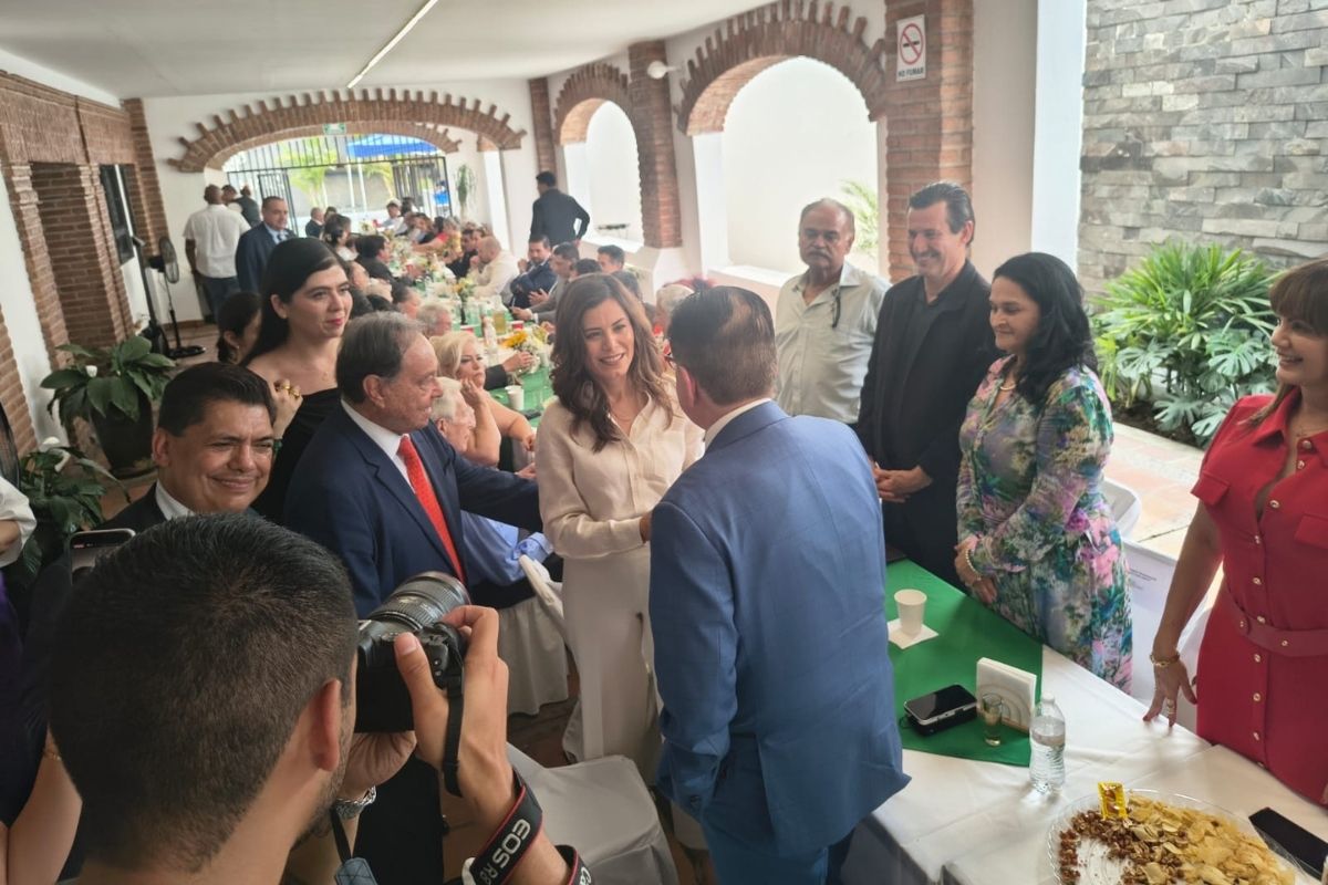 parlamento ciudadano por jalisco recibiendo a Veronica Delgadillo