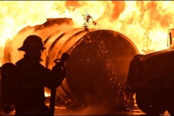 Durante las primeras horas de este miércoles, se desató un voraz incendio dentro de un depósito de hidrocarburos situado en la colonia El Verde, perteneciente al municipio de El Salto, Jalisco.