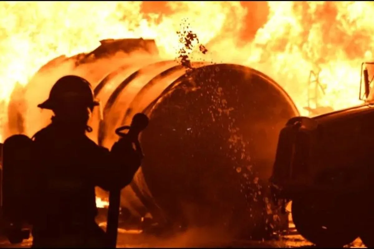 Incencio almacén de pipas en El Salto