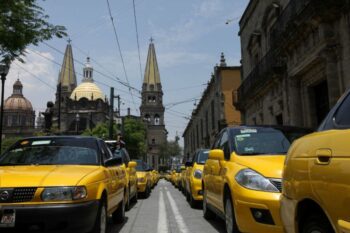 Se trata de una herramienta digital de uso exclusivo para el gremio de los taxis amarillos, la cual tendrá su debut oficial en los próximos días. Con el objetivo de competir de tú a tú con las alternativas actuales del mercado como Uber, DiDi e inDrive, los operadores del transporte tradicional desarrollaron —con el respaldo del Gobierno del Estado— la plataforma Mi Taxi Jalisco.