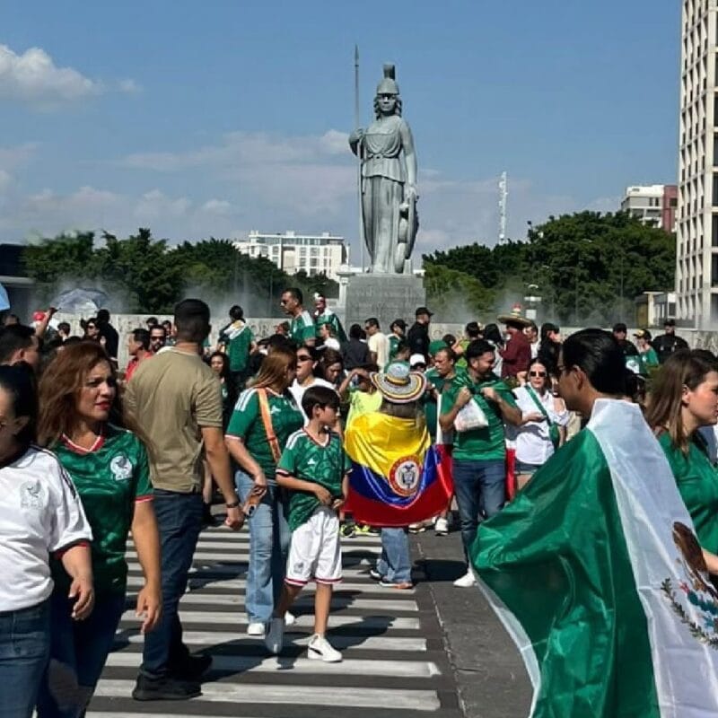 Aficionados celebran en la minerva la victoria del Tri 