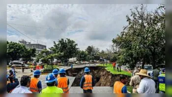 Megasocavón de 45 metros en Avenida Malecón de Tonalá: Colapsa colector sanitario tras intensas lluvias