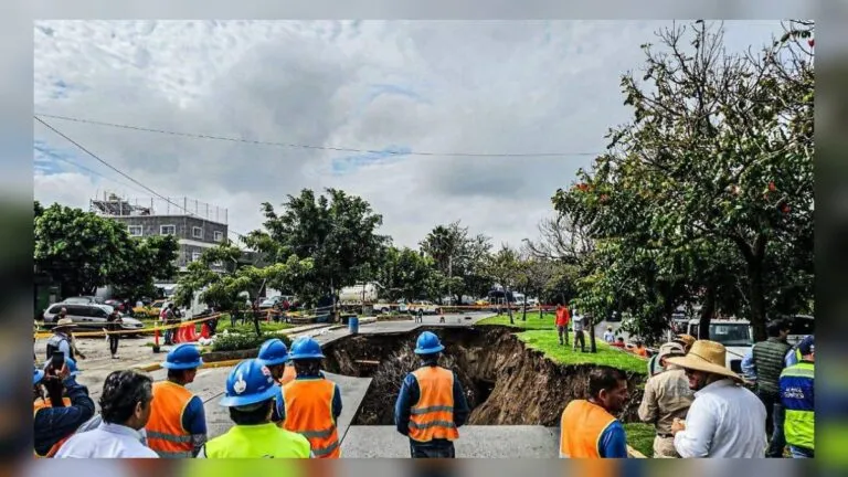 Megasocavón de 45 metros en Avenida Malecón de Tonalá: Colapsa colector sanitario tras intensas lluvias