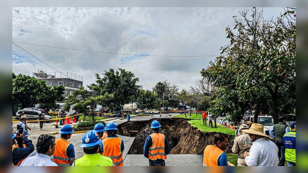 Megasocavón de 45 metros en Avenida Malecón de Tonalá: Colapsa colector sanitario tras intensas lluvias