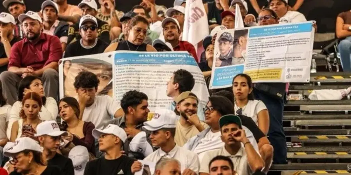 Protesta por desaparecidos en Jalisco marca la visita de Claudia Sheinbaum en la Arena VFG