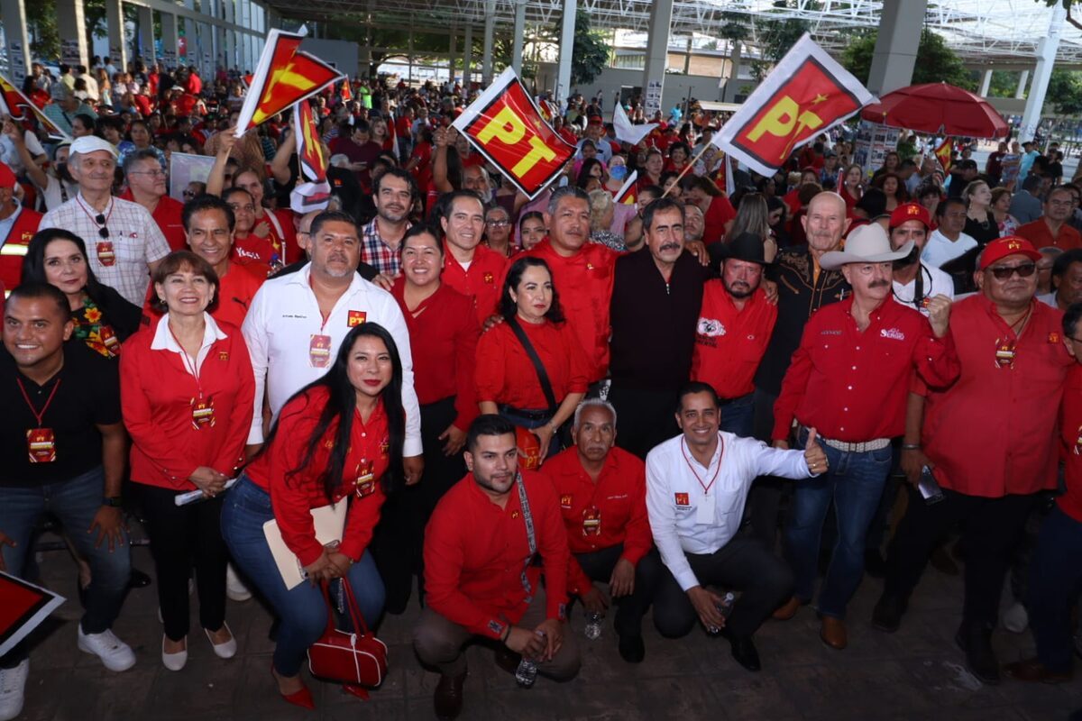 Simpatizantes del PT Jalisco reunidos en el parque San Jacinto.